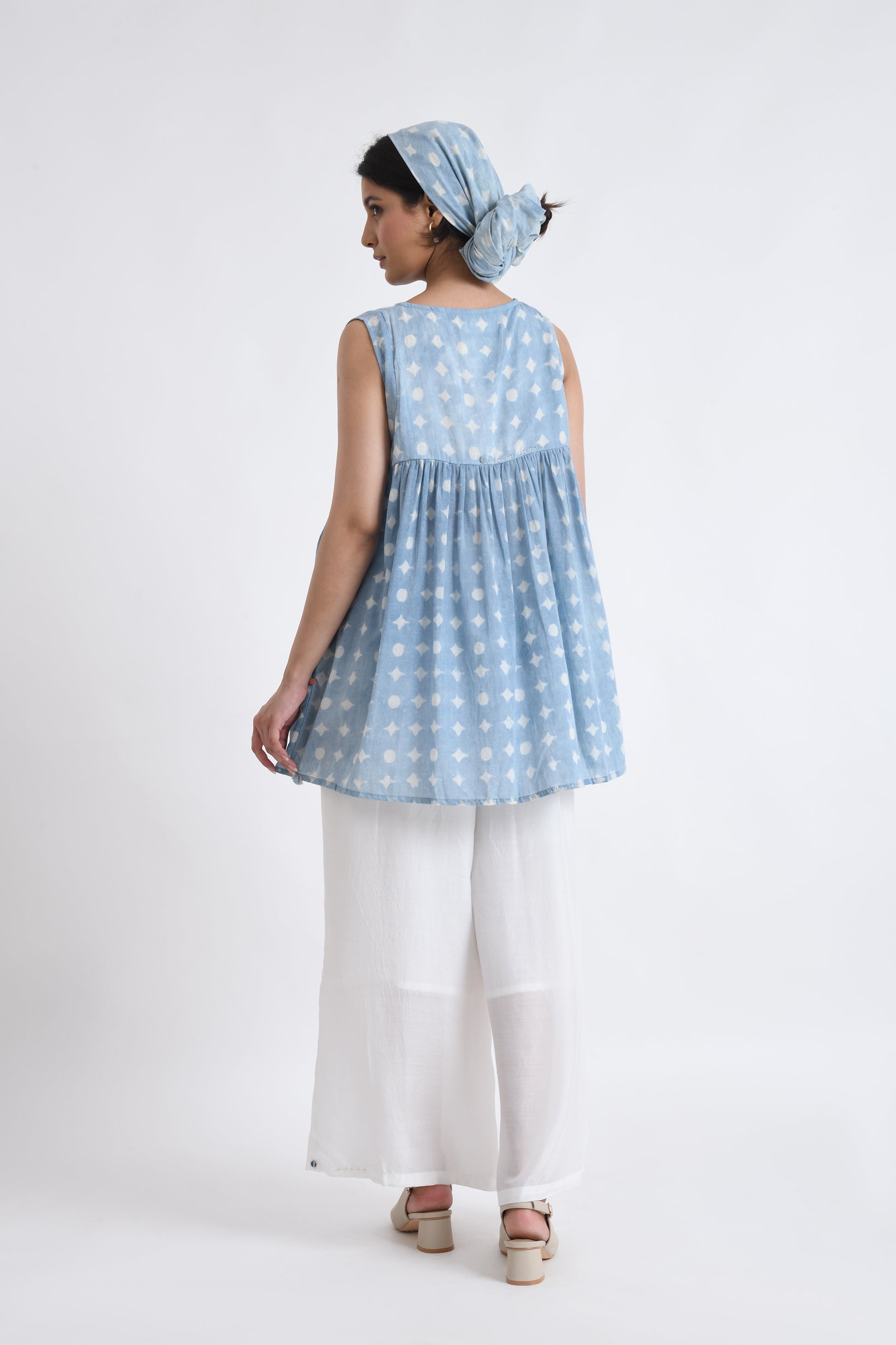 AOI NO SLEEVE TOP SET
