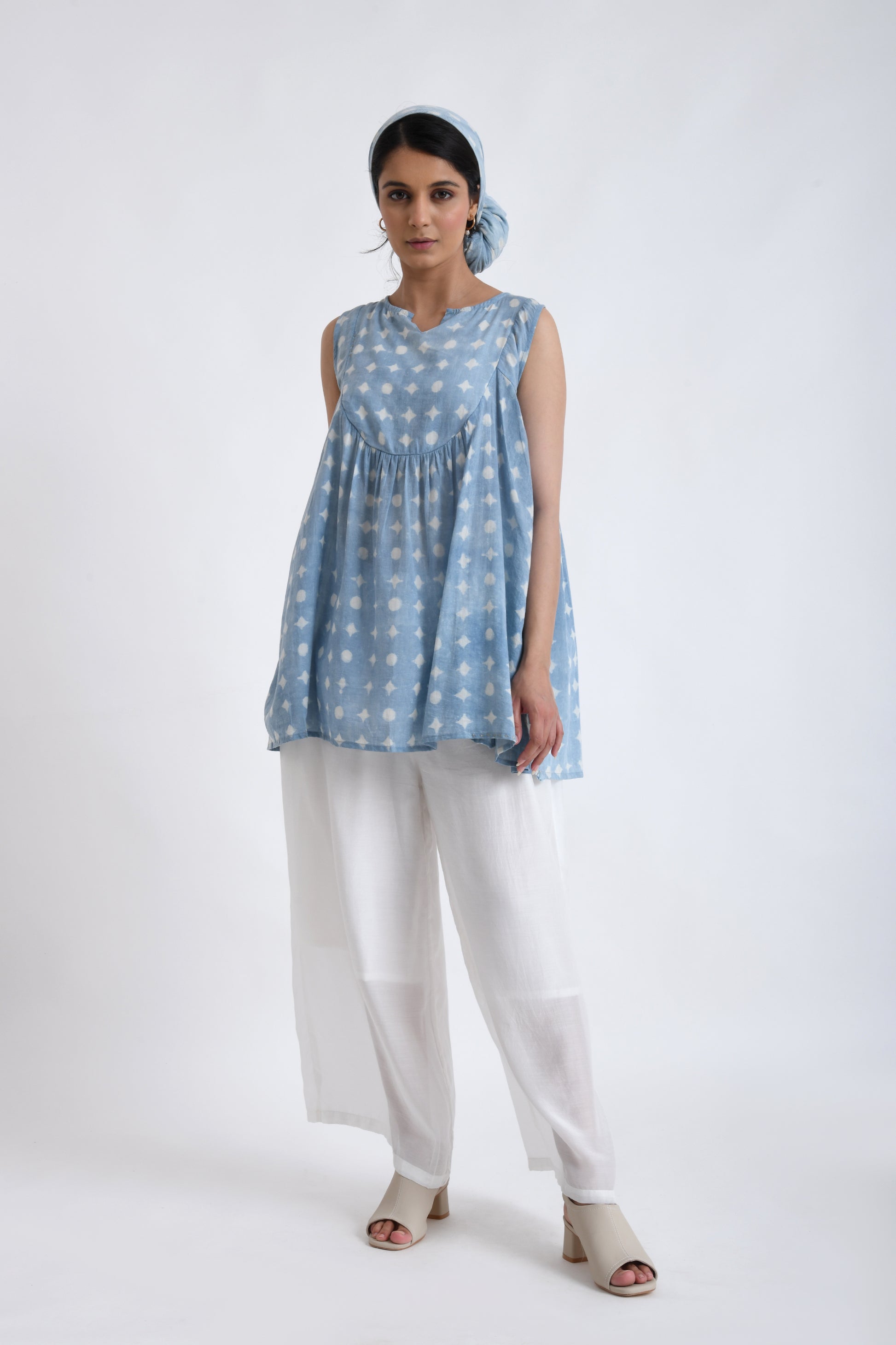 AOI NO SLEEVE TOP SET