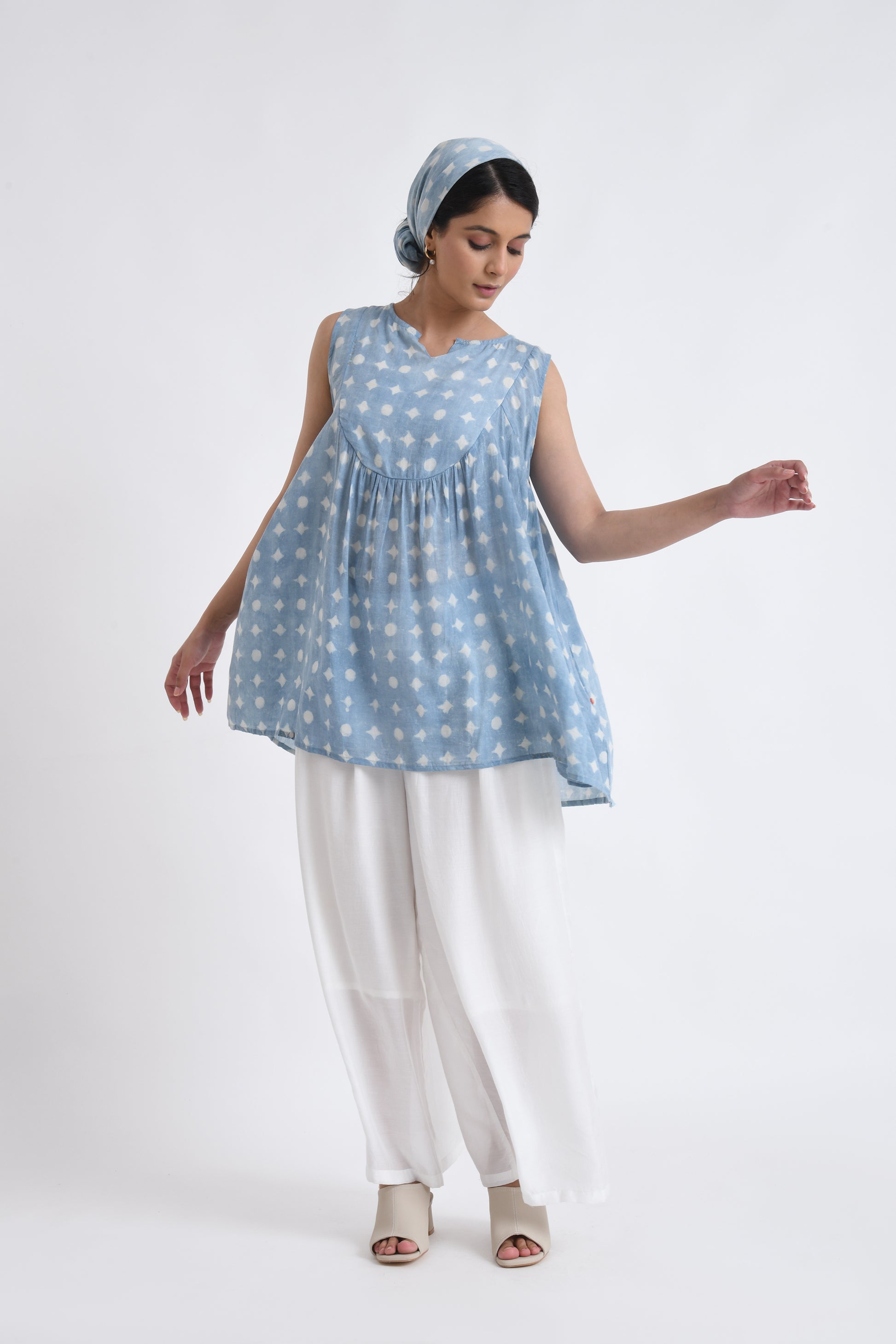 AOI NO SLEEVE TOP SET
