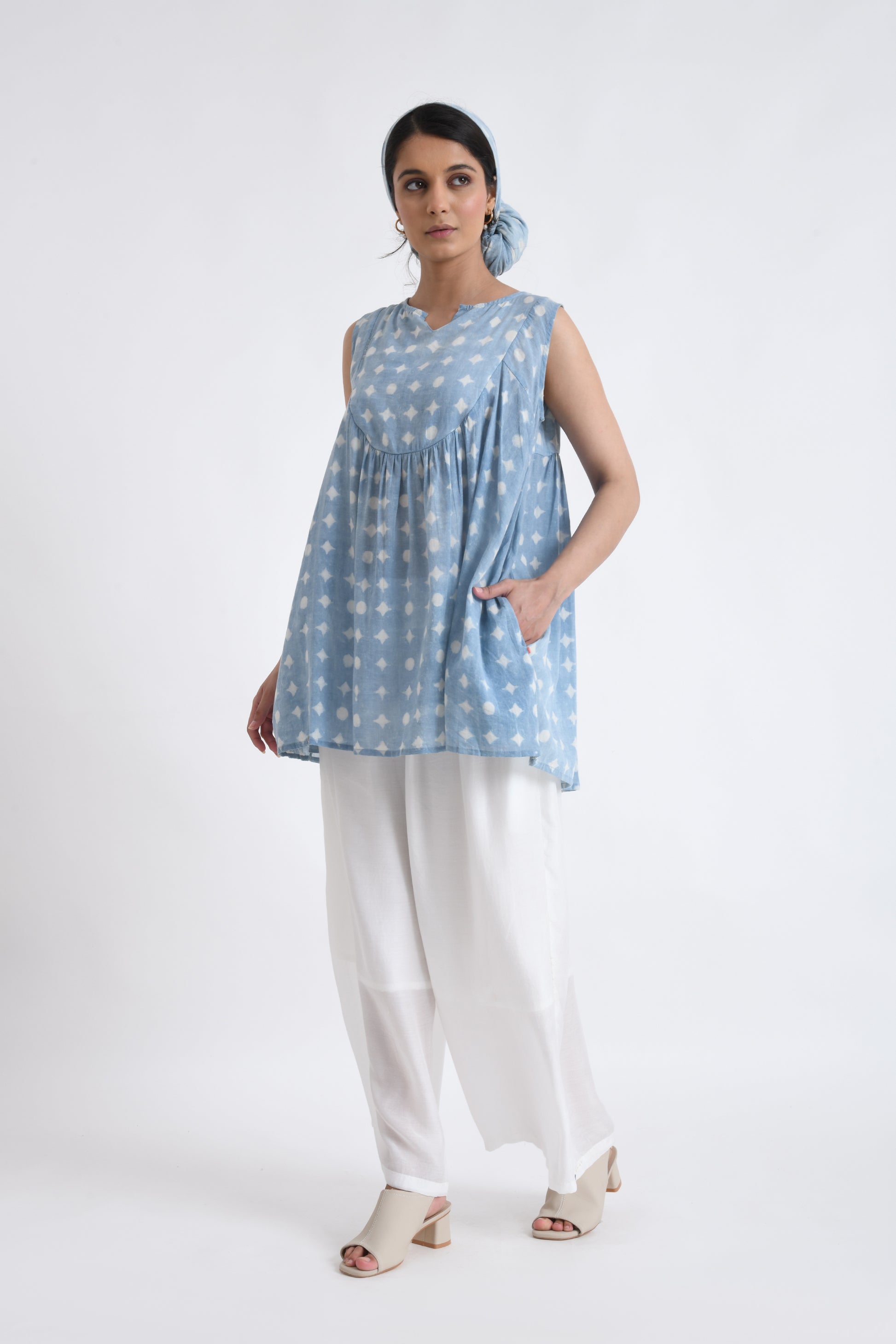 AOI NO SLEEVE TOP SET