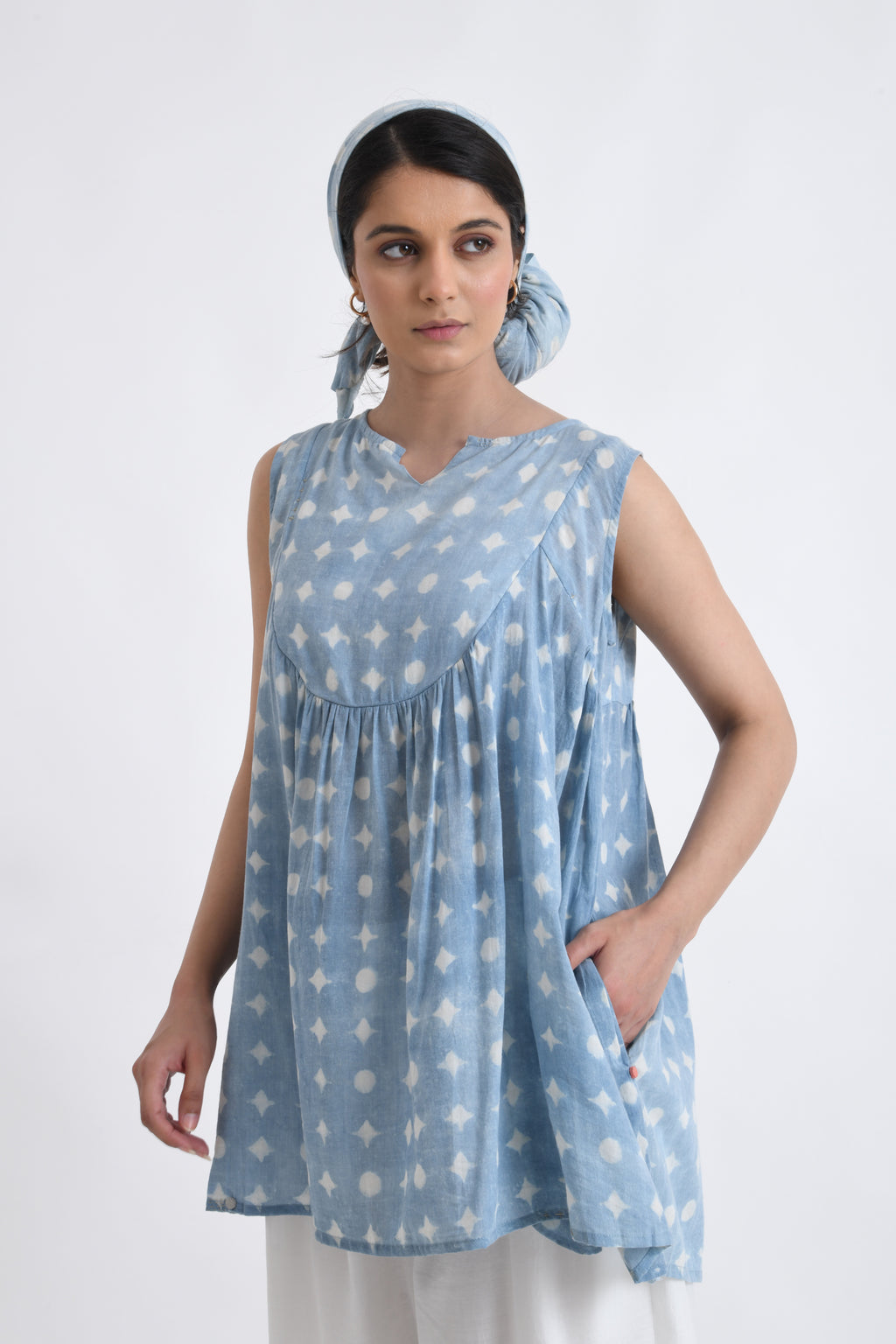 AOI NO SLEEVE TOP SET