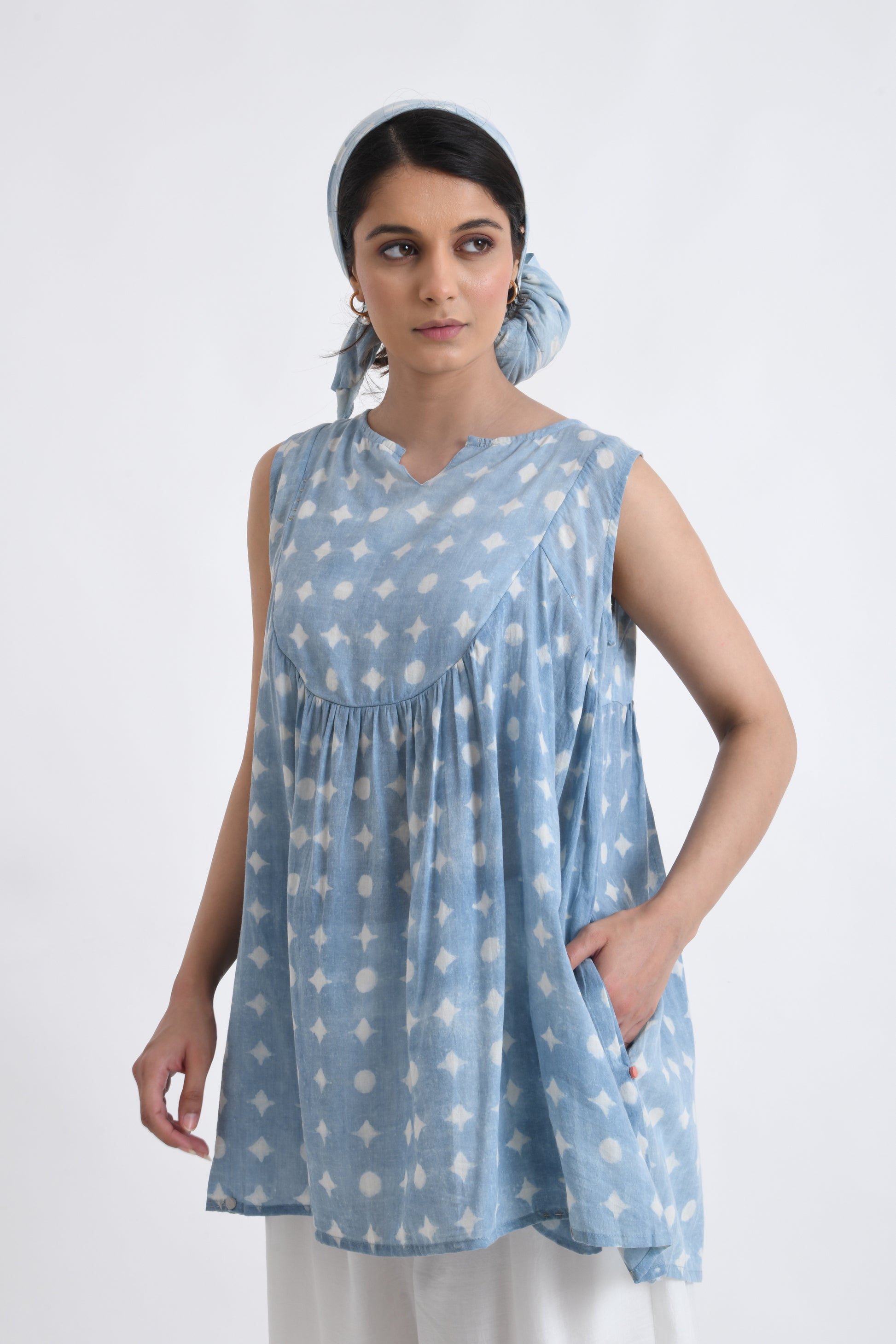 AOI NO SLEEVE TOP SET