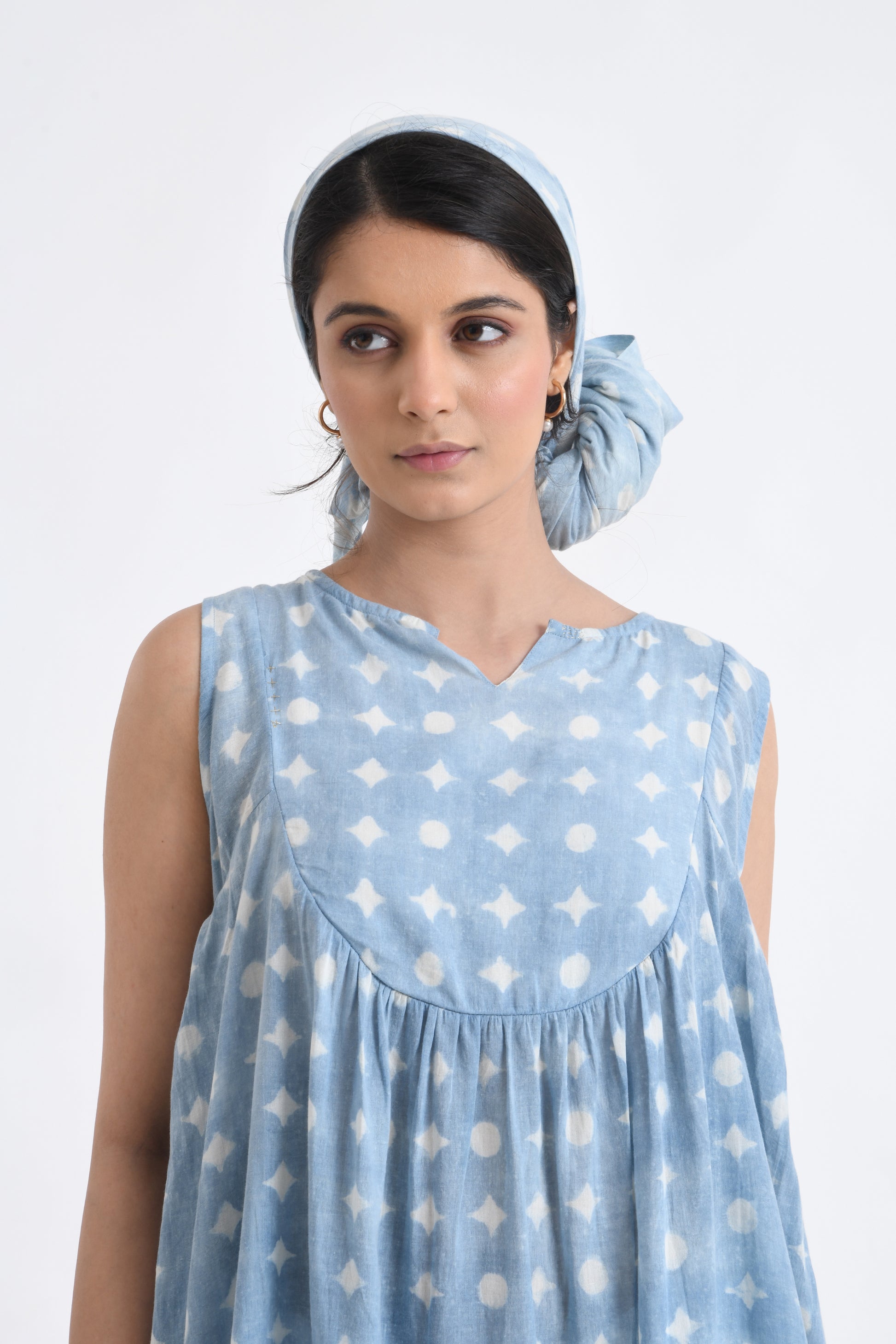 AOI NO SLEEVE TOP SET